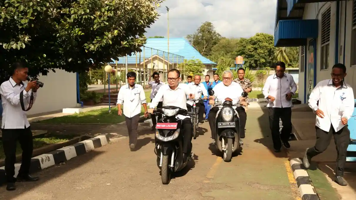 Menaker Hanif Jajal  Motor Listrik Rakitan Siswa BLK Serang