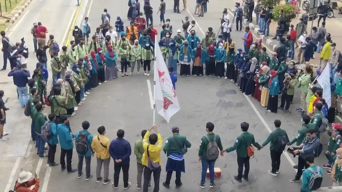 Aktivis UGM Ajak Mahasiswa Lepaskan Almamater saat Turun Demo