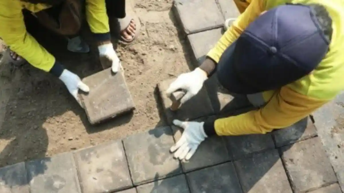 7 Titik Trotoar Rusak di Jakarta Timur Diperbaiki, Kabel Udara Ditanam ke Tanah