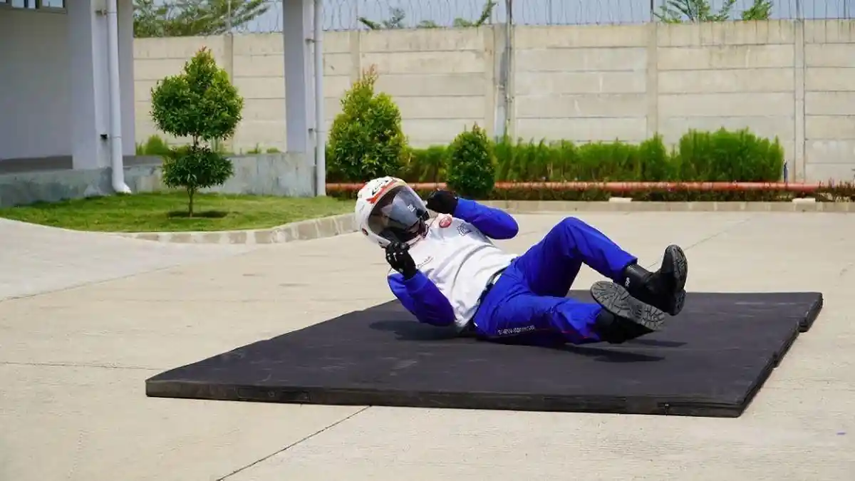 Teknik Jatuh dari Motor yang Aman, Lepaskan Lepaskan Diri dari Kendaraan