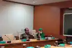 Coky-Indra-orang-tua-siswi-kelas-XI-SMA-Negeri-8-Medan-yang-tidak-naik-kelas-hadir.jpg
