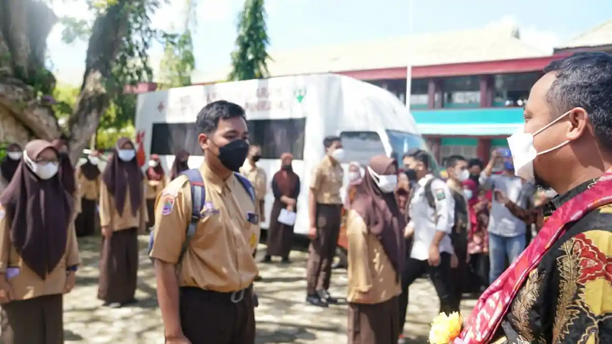 Plt Gubernur Sulsel Andi Sudirman Sulaiman Tinjau Vaksinasi di SMAN 1 Pinrang