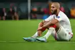 Gelandang Tunisia Aissa Laidouni Terduduk