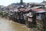 Deretan Rumah Kumuh Di Bantaran Kali Ciliwung