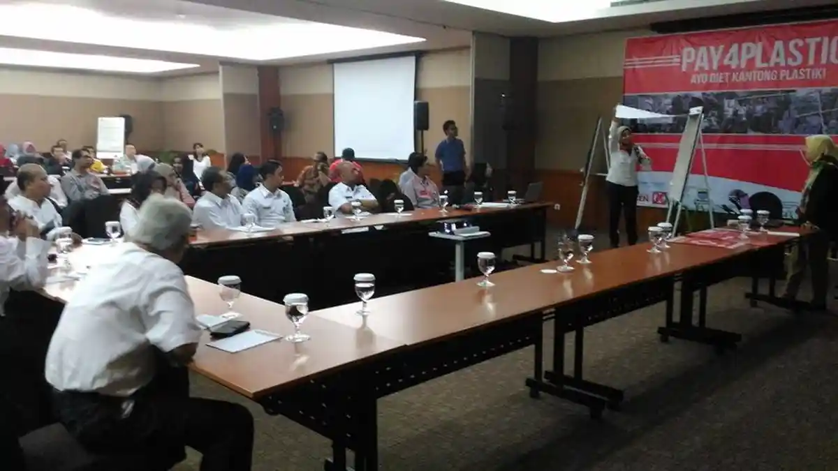 Pemkot Bandung dan Masyarakat Gelar Diskusi Jelang Pemberlakukan Kantong Plastik Berbayar
