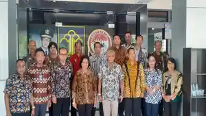Anggota-DPR-RI-Drs-Jacki-Uly-dengan-Kakanwil-Kemenkumham-NTT-Marciana-D-Jone.jpg