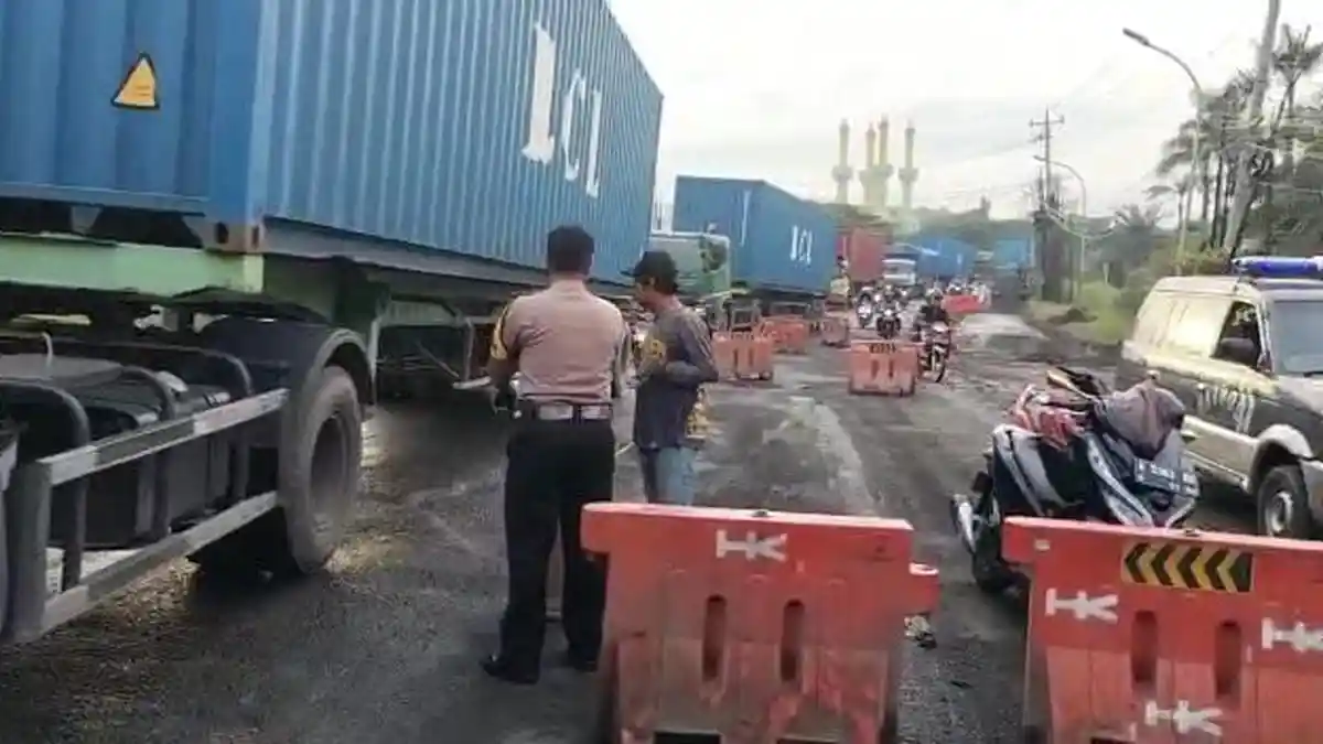 BREAKING NEWS: Kecelakaan Maut  Motor Vs Truk di Arteri Yos Sudarso Semarang, Seorang Pelajar Tewas