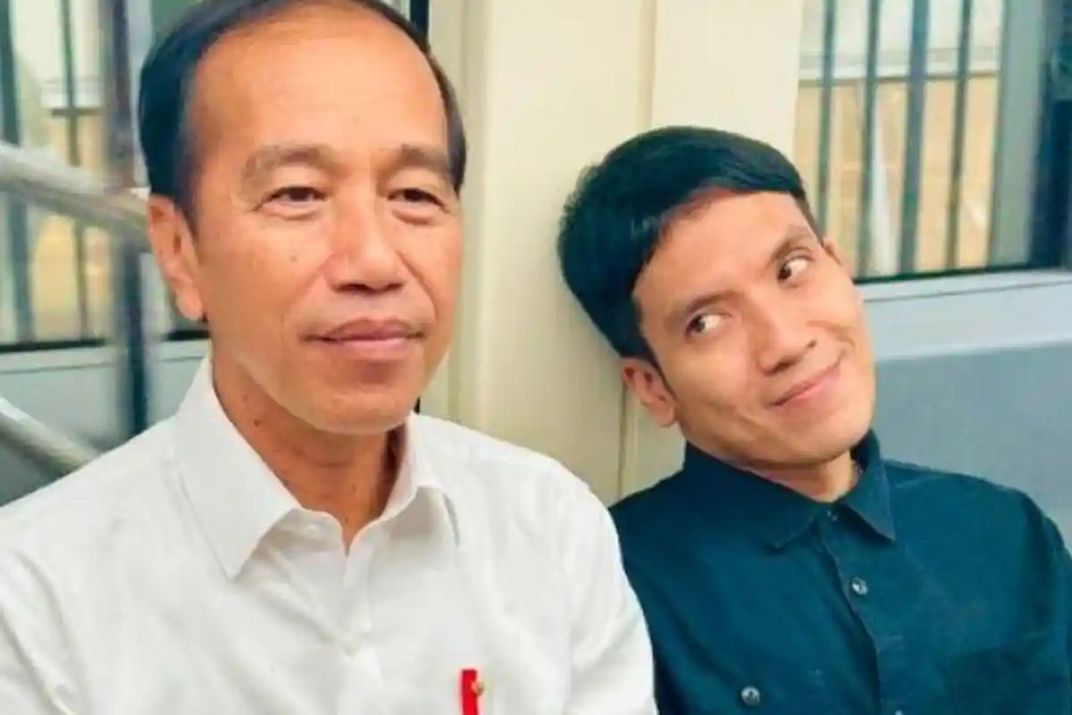 Momen Kocak Desta Duduk di Samping Jokowi saat Naik LRT, Sang Host Kondang Minta Maaf ke Presiden