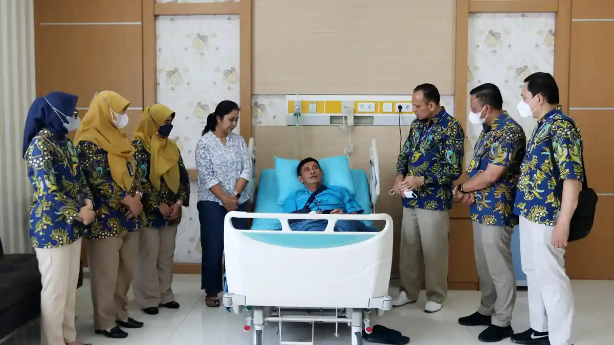 Petinggi Asabri Jenguk Kapolda Jambi, Kondisinya Masih Terbaring di Tempat Tidur Rumah Sakit