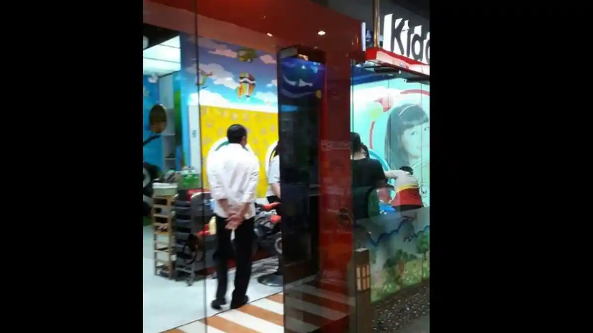 'Weekend' Bareng Keluarga di Mal Grand Indonesia, Jokowi Tunggui Cucunya Potong Rambut