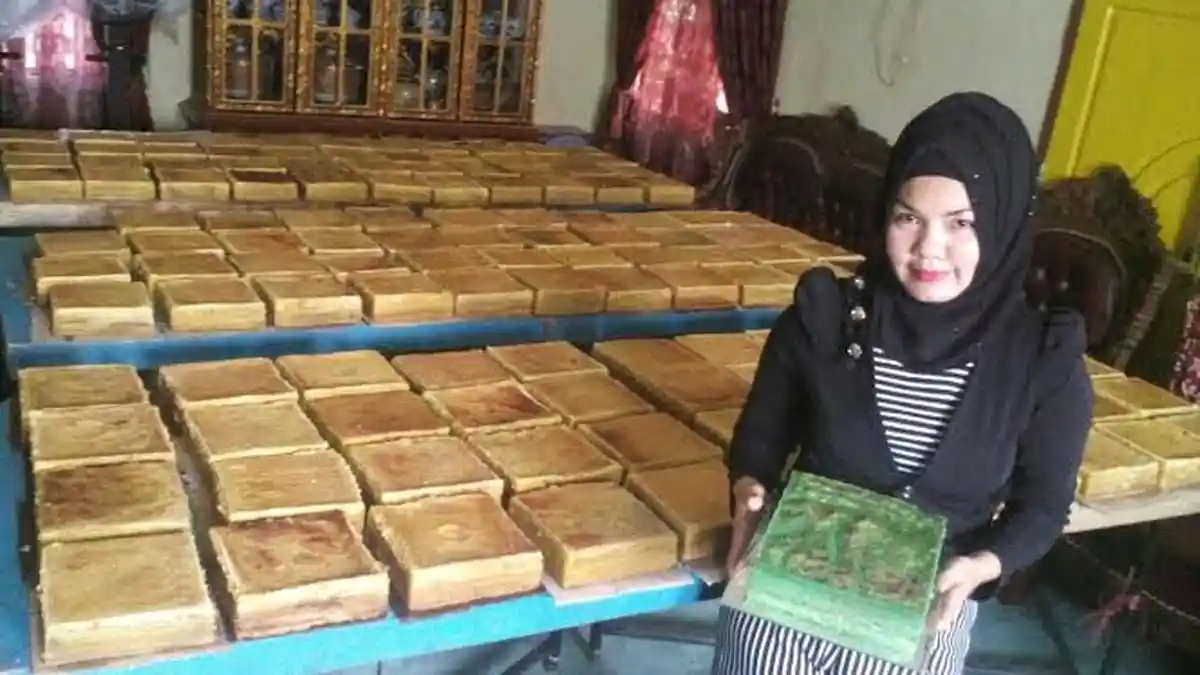 Jelang Lebaran, Nuraini Kebanjiran Orderan Kue Basah Hingga 1500 Loyang