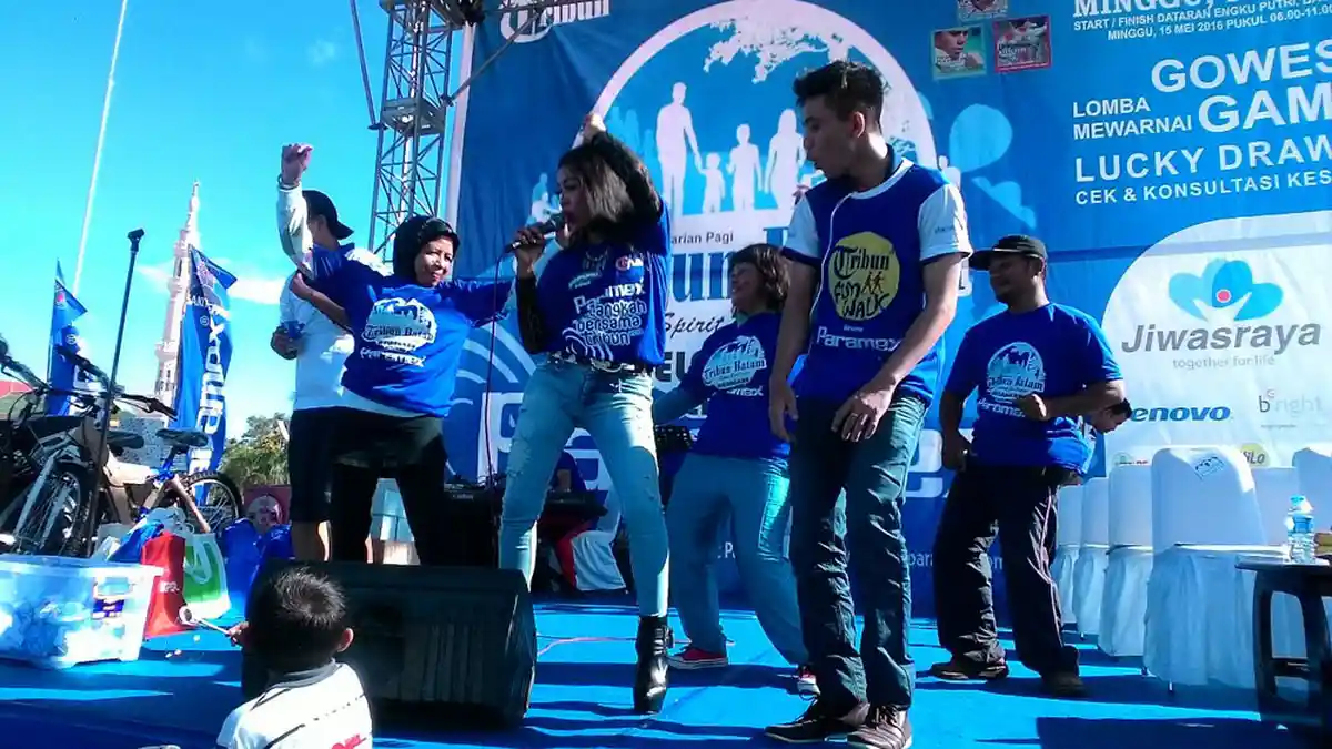 Di Garis Finish Peserta Disambut dengan Alunan Musik Dangduth di Engku Putri