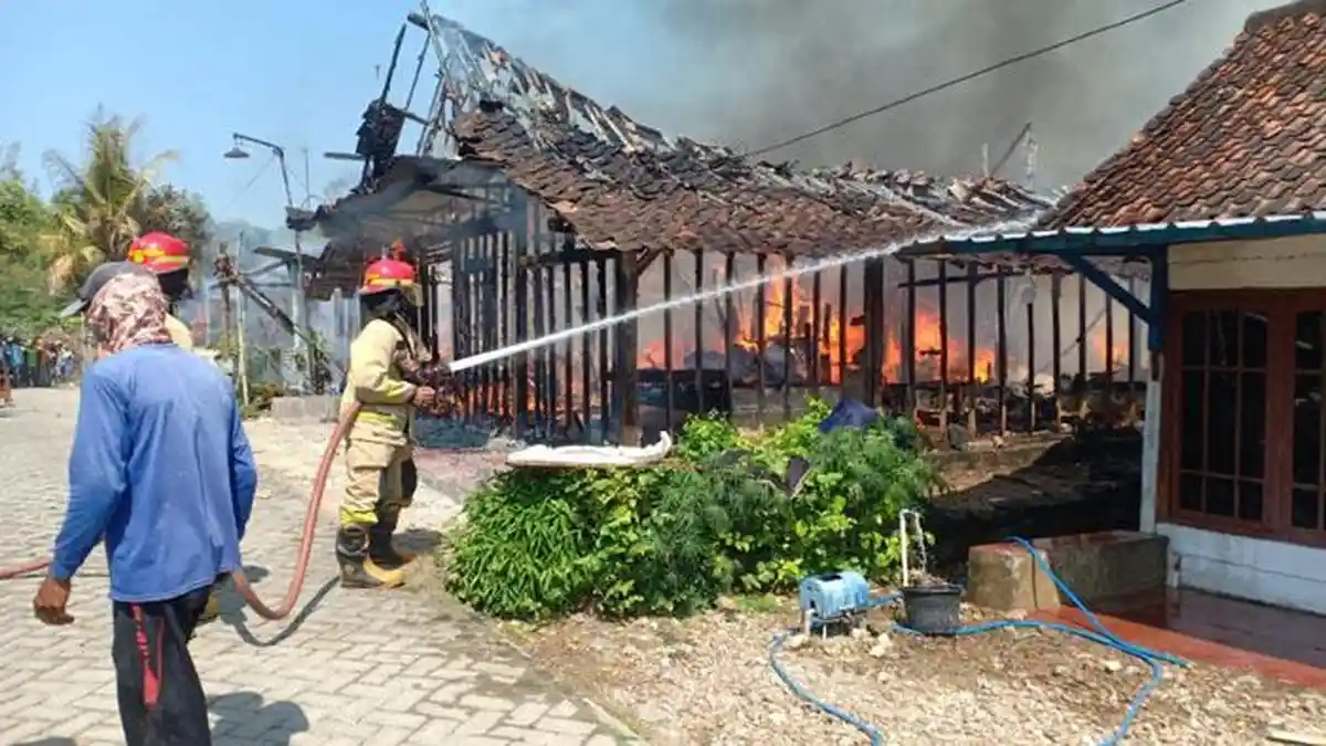 Percikan Kecil Setara Setengah Miliar, Picu Kebakaran Serentak 3 Rumah Warga Bojonegoro