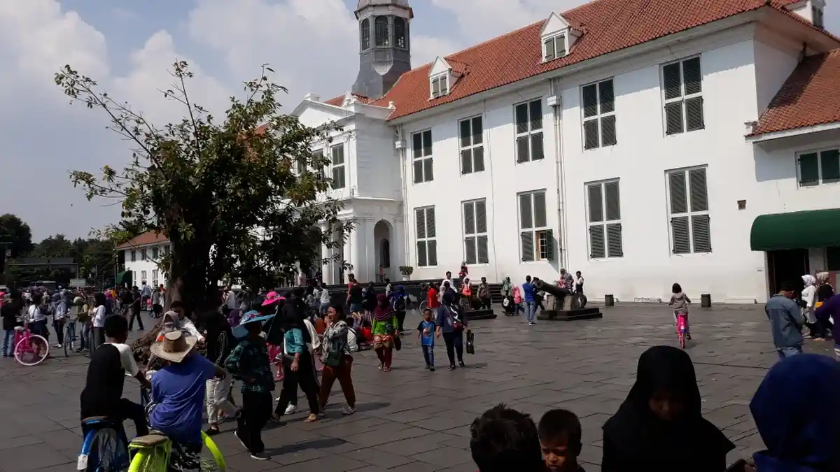 Pengunjung Padati Taman Fatahillah di Hari Kedua Lebaran
