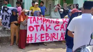 Warga-Geruduk-Ponpes-di-Cempaka-Sakti-Lahat-Usai-Pimpinannya-Diduga-Lakukan-Asusila-Pelaku-Kabur.jpg
