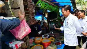 Jokowi-menyapa-pedagang-di-pasar-Tradisional-yang-berada-di-pusat-Kota-Mamasa.jpg