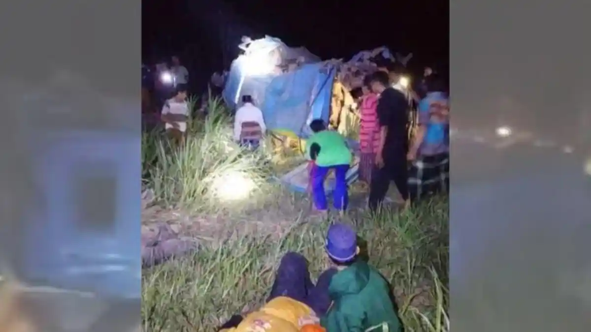 Kecelakaan Maut Kereta Api vs Elf di Lumajang, 7 Orang Dikabarkan Tewas
