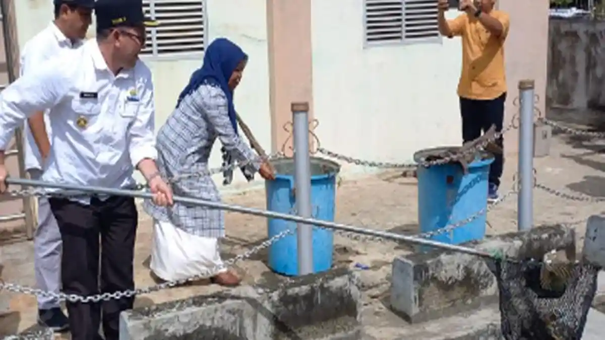 Pj Wali Kota Bersihkan Sampah di Rumah Pompa Air Lampaseh