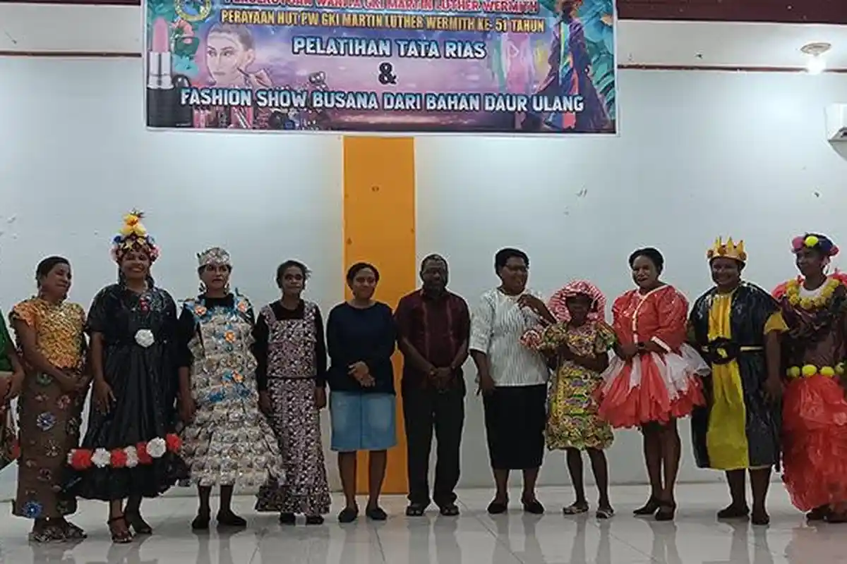 PW Martin Luter Wermith Sulap Sampah Plastik Jadi Busana Cantik