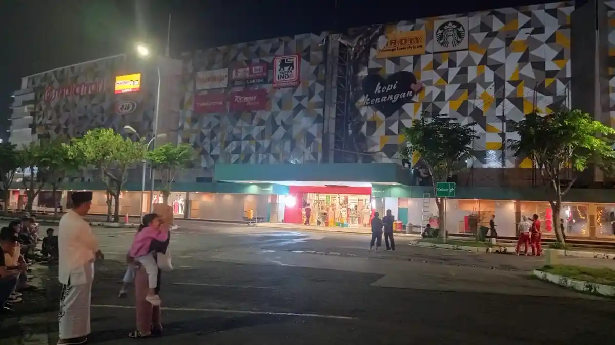 Kondisi Terkini Kebakaran Grage Mall Cirebon, Api Dipadamkan, Anggota Damkar Terkena Percikan Api