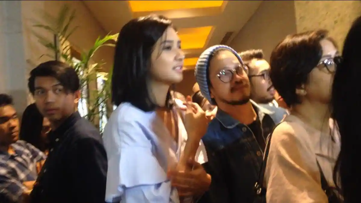 Cantiknya Mikha Tambayong Berbusana Kasual Saat Dampingi Chicco Jerikho