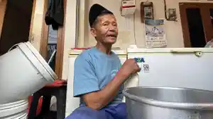 Peternak-sapi-yang-sapinya-dibeli-Presiden-Prabowo-saat-dijumpai-di-rumahnya.jpg