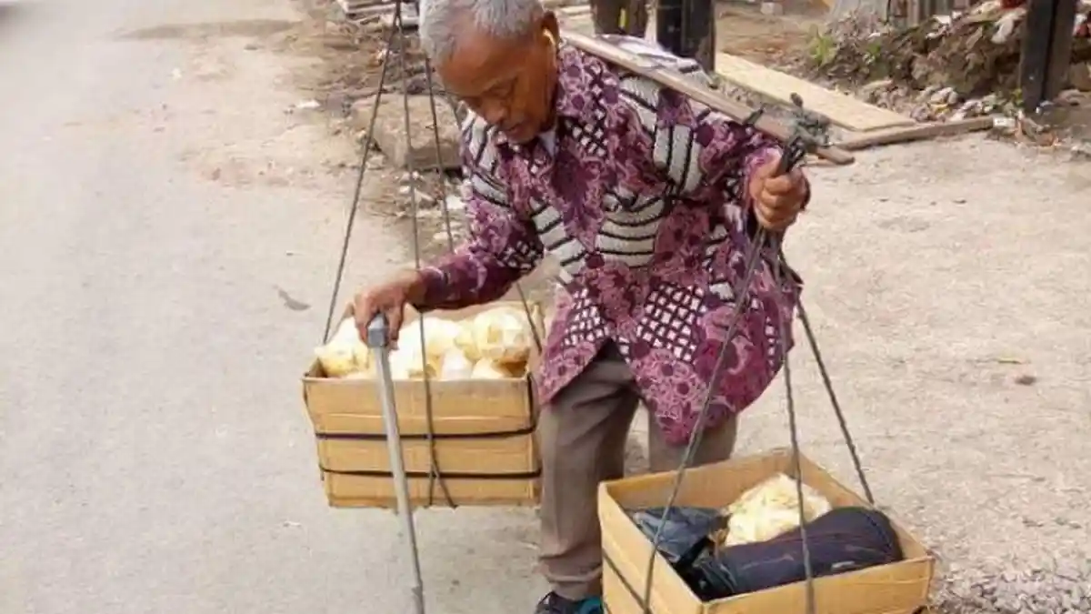 Astaga, Jalan Saja Tubuhnya Gemetaran, Tapi Kakek ini Tetap Menolak untuk Mengemis