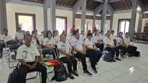 Hardiknas-Guru-Pengabdian-di-Klungkung-Bali-Cemas-Wacana-Penghapusan-Guru-Honorer-2027.jpg