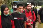 Santi-menangis-terisak-lihat-polisi-bongkar-kuburan-anaknya.jpg
