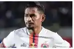 gelandang-persija-jakarta-ramdani-lestaluhu-mengalami-cedera.jpg