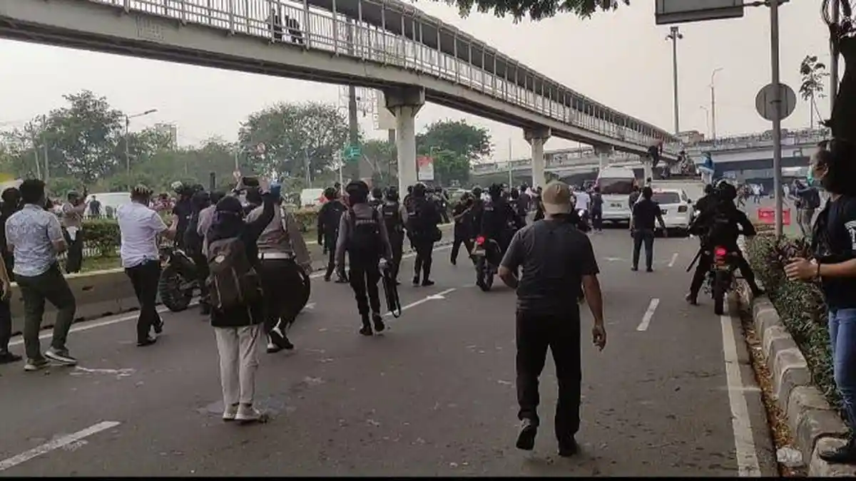 Puluhan Massa Simpatisan Rizieq Shihab Diamankan Polisi saat Kericuhan di PT DKI Jakarta