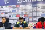 pelatih-barito-putera-rahmad-darmawan-tengah-dalam-konferensi.jpg