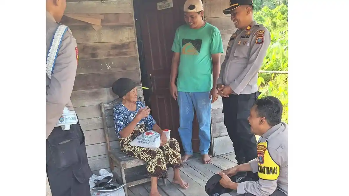 Hadir di Tengah Warga, Kapolsek Pandan Salurkan Bantuan Sosial untuk Lansia di Tapanuli Tengah