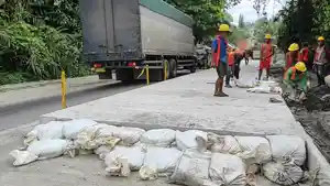 Kemacetan-hingga-20-KM-terjadi-di-Jalan-Lintas-Sumatera-Jalinsum-Asahan-Kecamatan-Air-Batu.jpg
