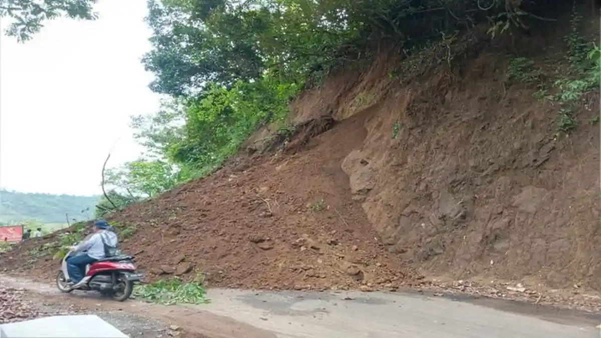 Jalan Nasional Sukabumi di Simpenan Putus, Tertutup Material Longsoran