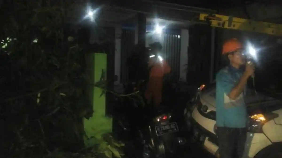 Siti Terpaku Melihat Genteng dan Kasur Beterbangan di Sekelilingnya