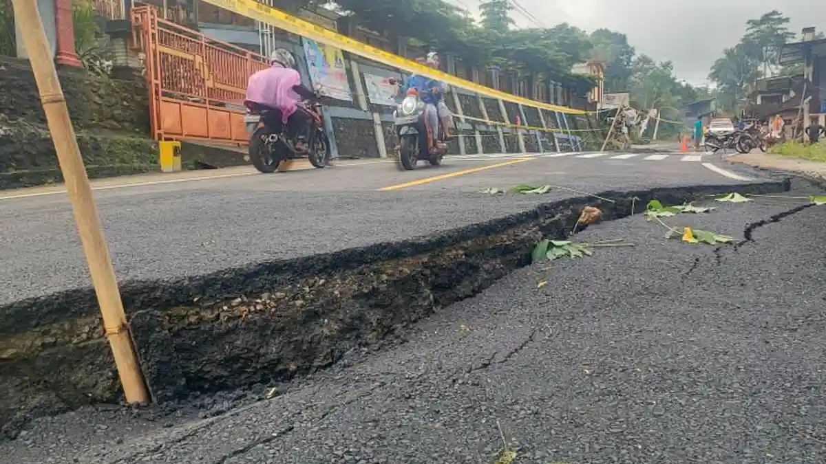 Jalan Nasional Trenggalek - Pacitan yang Amblas Akan Diteliti Sebelum Diperbaiki