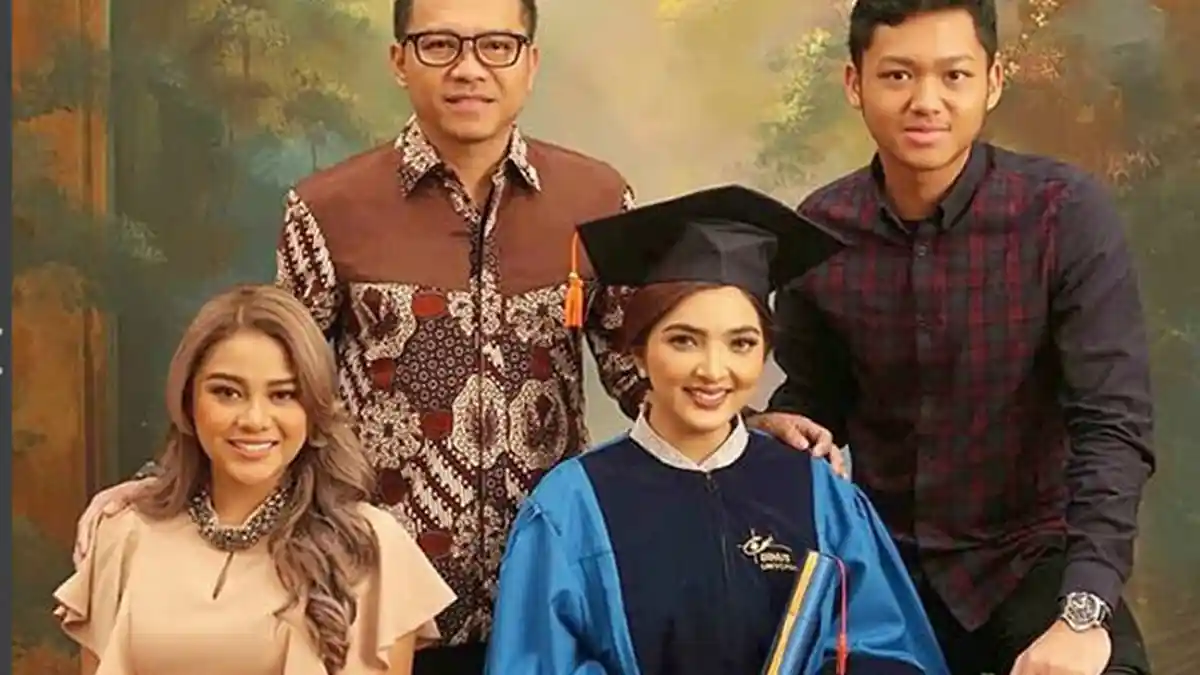 Hanya Ada Anang, Azriel dan Aurel, Kemana Arsy dan Arsya Saat Wisuda Ashanty?