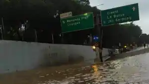 banjir-menggenangi-tol-jorr-simatupang-jakarta.jpg