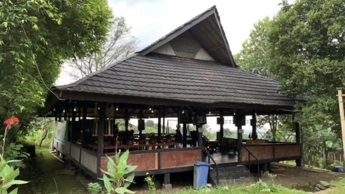 Menikmati Nuansa Warung Kopi Kaki Gunung Salak di Kampung Budaya Bogor