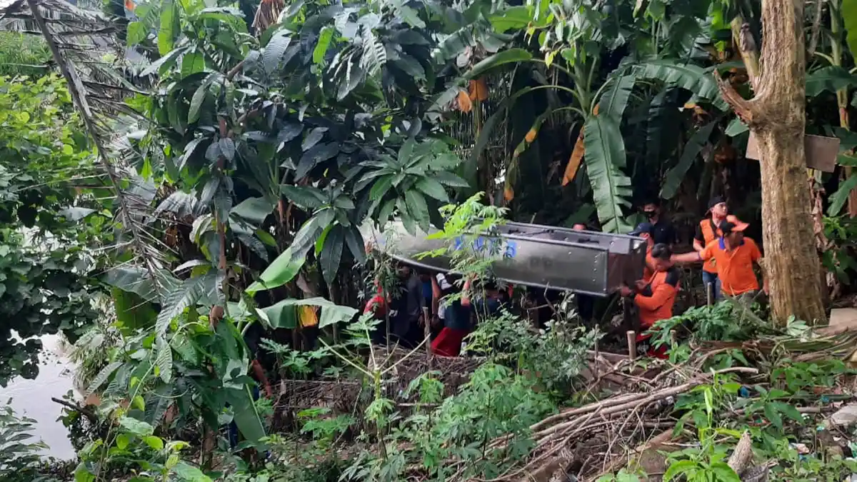 Breaking News: Bermaksud  Ambil Ular Mainan, Balita Terserat Arus Sungai Pasang Sungai Ogan