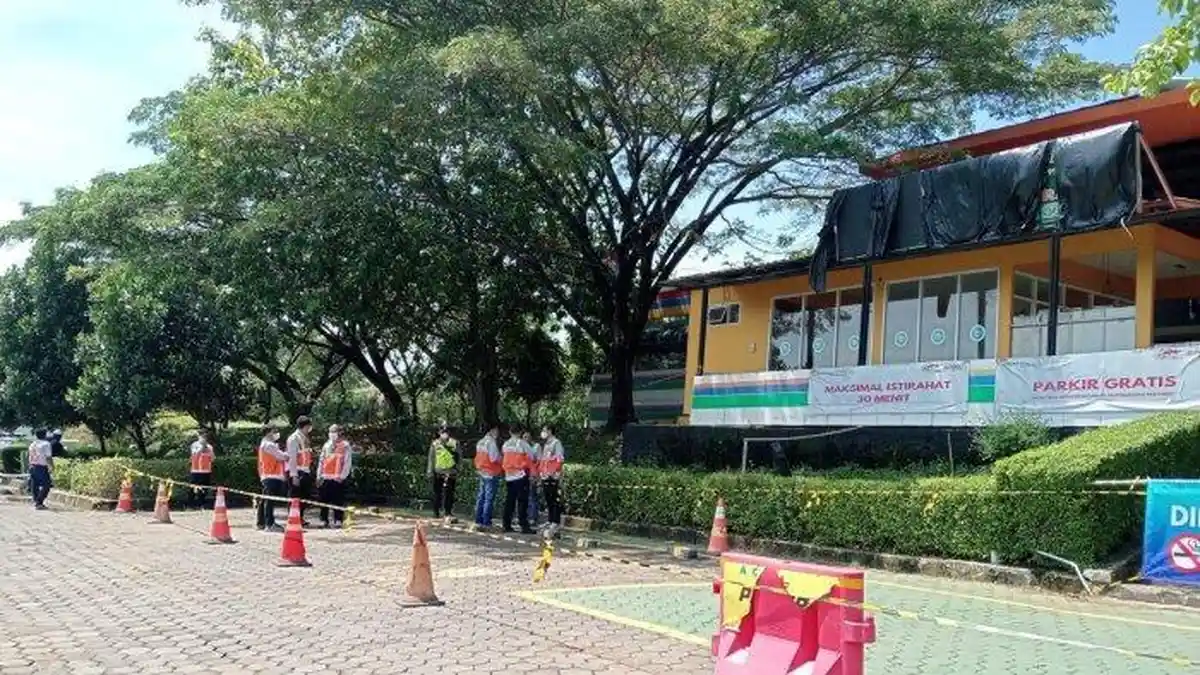 2023 Keluar Semburan Api 12 Meter Kini Muncul Asap dari Dalam Tanah di Rest Area 86 B Tol Cipali 