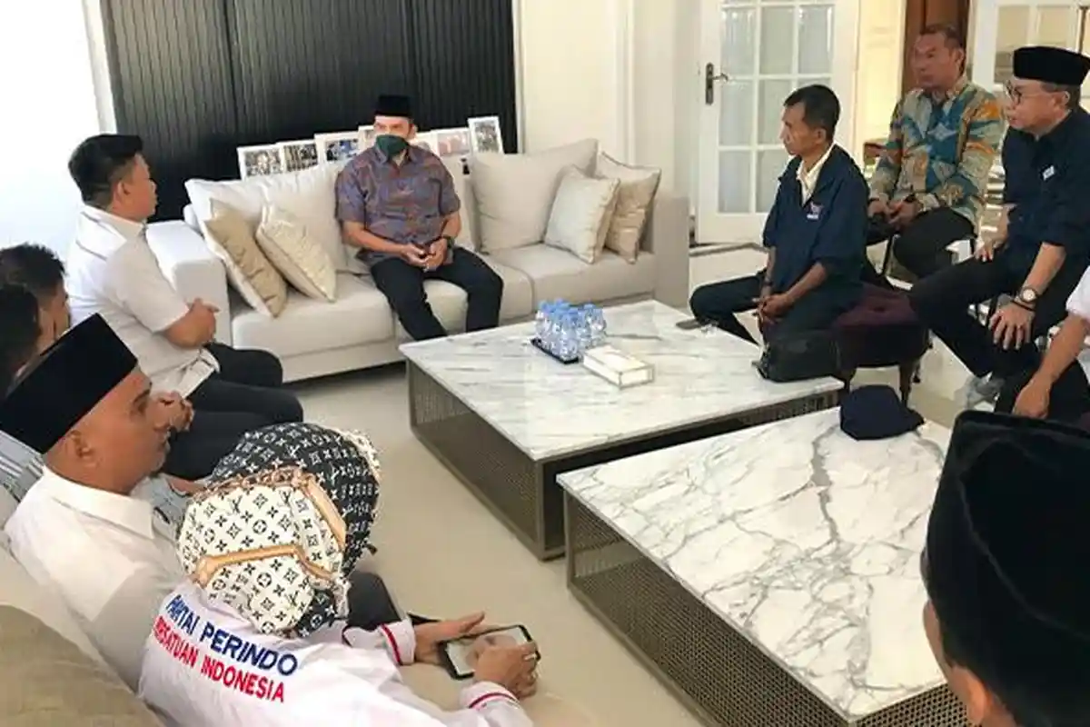 Bertemu TGB, Petinggi Partai Perindo NTB Bahas Isu Pergantian Pengurus