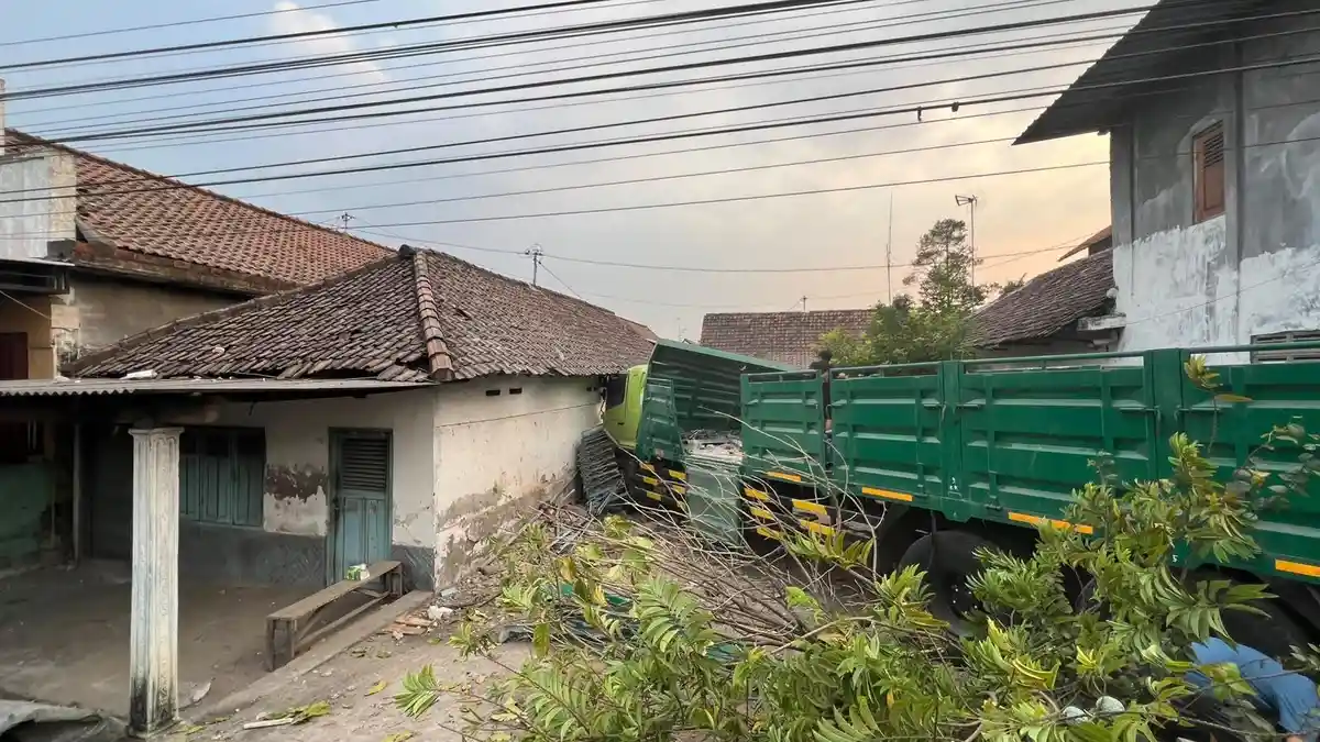 Truk Trailer Oleng Tabrak Rumah Warga di Jombang, Sopir Sempat Terjepit di Kabin