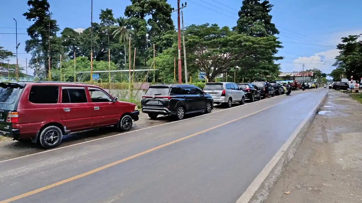 Antrean Kendaraan Mengular di SPBU Bula SBT, Warga Ngeluh