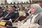 Salmawati-Bunda-Salma-dan-Azhari-M-Nur-Haji-Maop-saat-menghadiri-Rapat-Paripurna.jpg