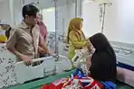 Wakil-Ketua-III-DPRA-Salihin-menjenguk-Daffin-Ali-Rivano-seorang-bayi.jpg