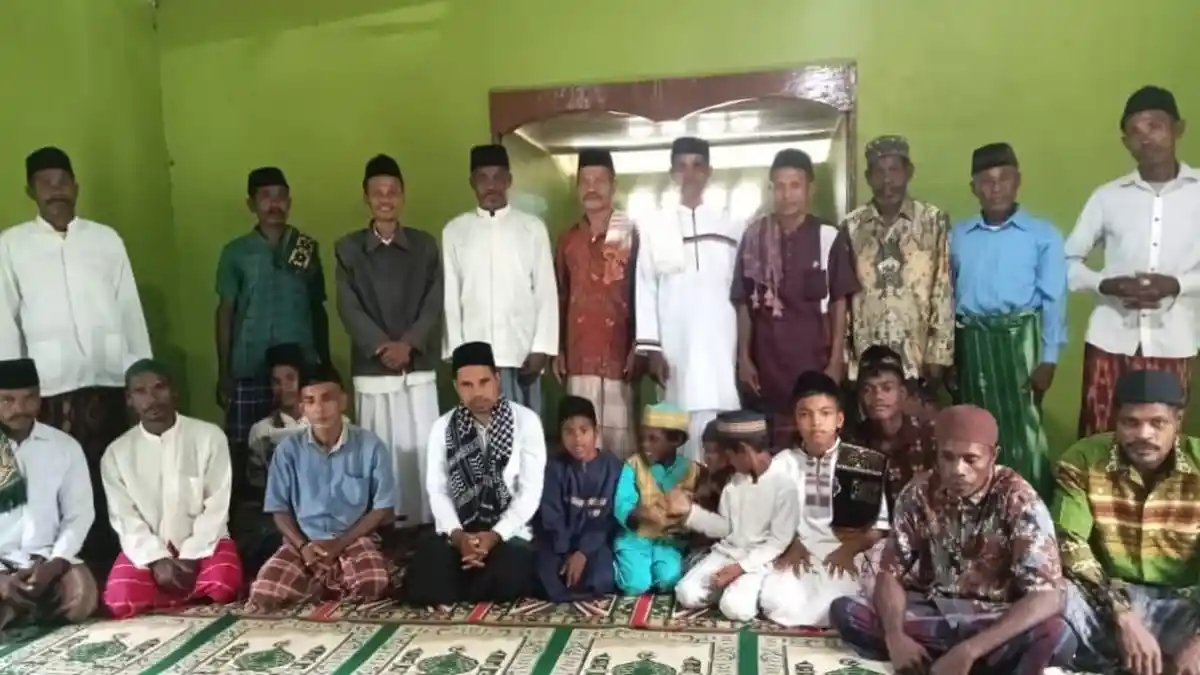 Perdana dalam Sejarah, Warga Kampung Birit SBT Gelar Sholat Jumat Berjamaah