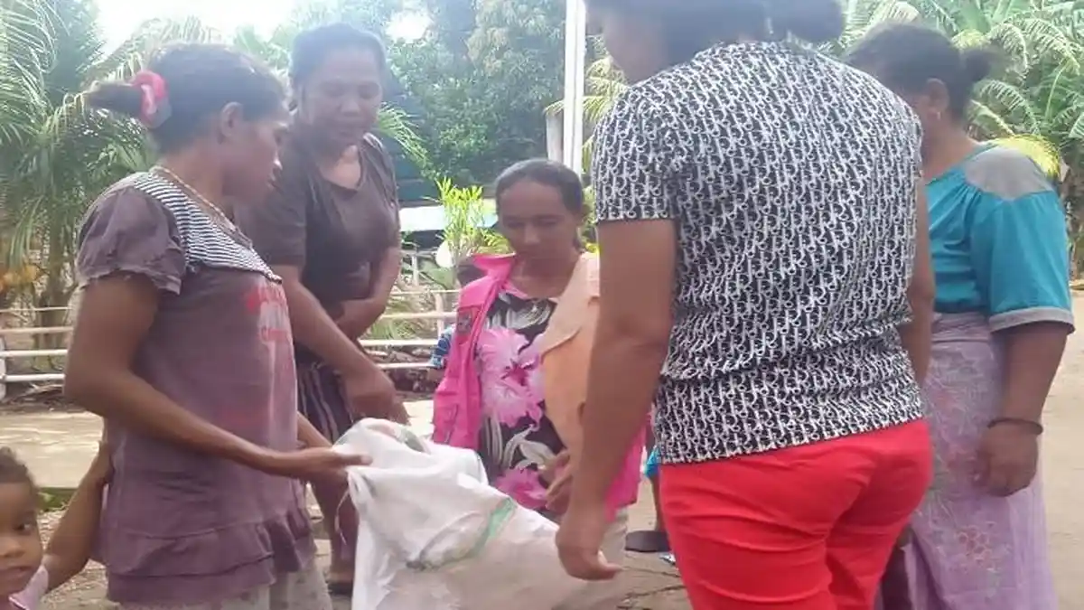 Ibu-ibu Desa Lamatutu Flores Timur Buat Tempat Sampah dari Karung dan Kayu