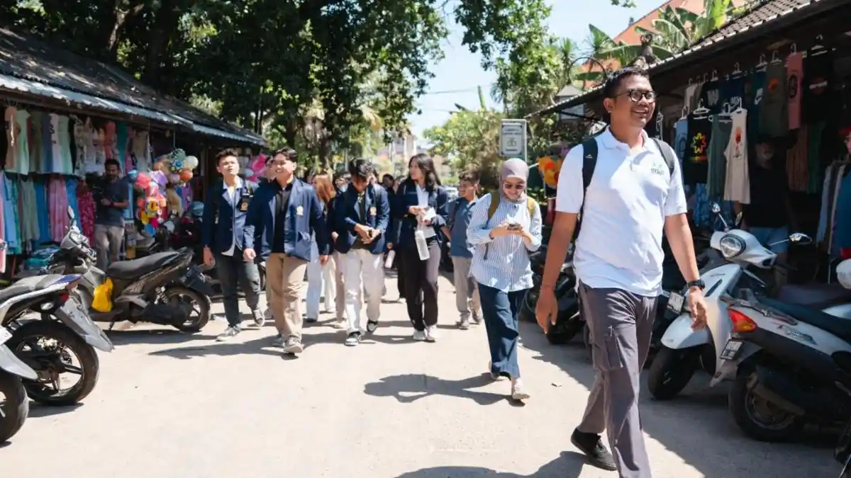 Mahasiswa FEB Unud Menilik Proyek Percontohan Rendah Emisi di Sanur Bali